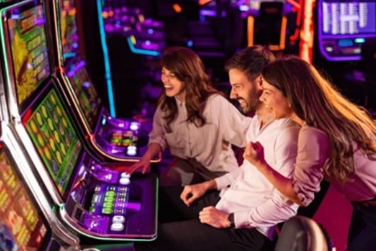 Mesin slot elektronik berwarna cerah dengan simbol yang berputar seru